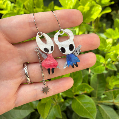 Pendientes fanart de Hollow y Hornet, montados y pintados a mano. Muy ligeros. Ideal para fans de Hollow Knight