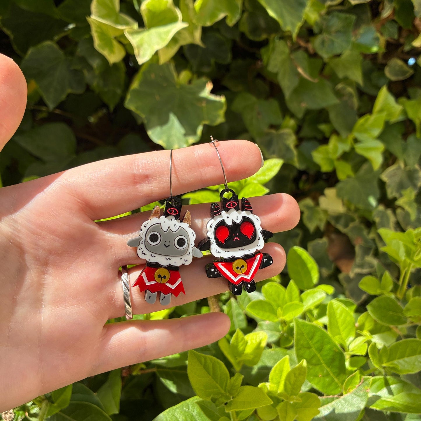 Pendientes fanart de Cult of the Lamb, cortados, montados y pintados a mano. Muy ligeros. Ideal para fans del juego y como regalo geek.