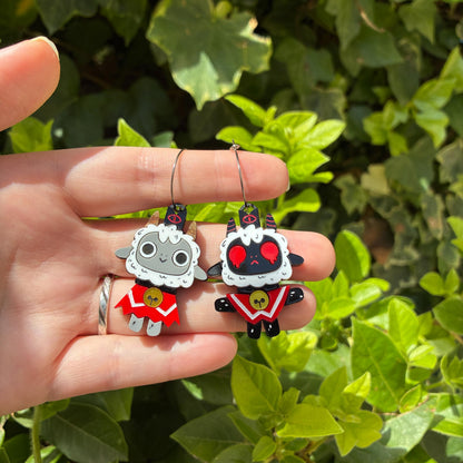 Pendientes fanart de Cult of the Lamb, cortados, montados y pintados a mano. Muy ligeros. Ideal para fans del juego y como regalo geek.