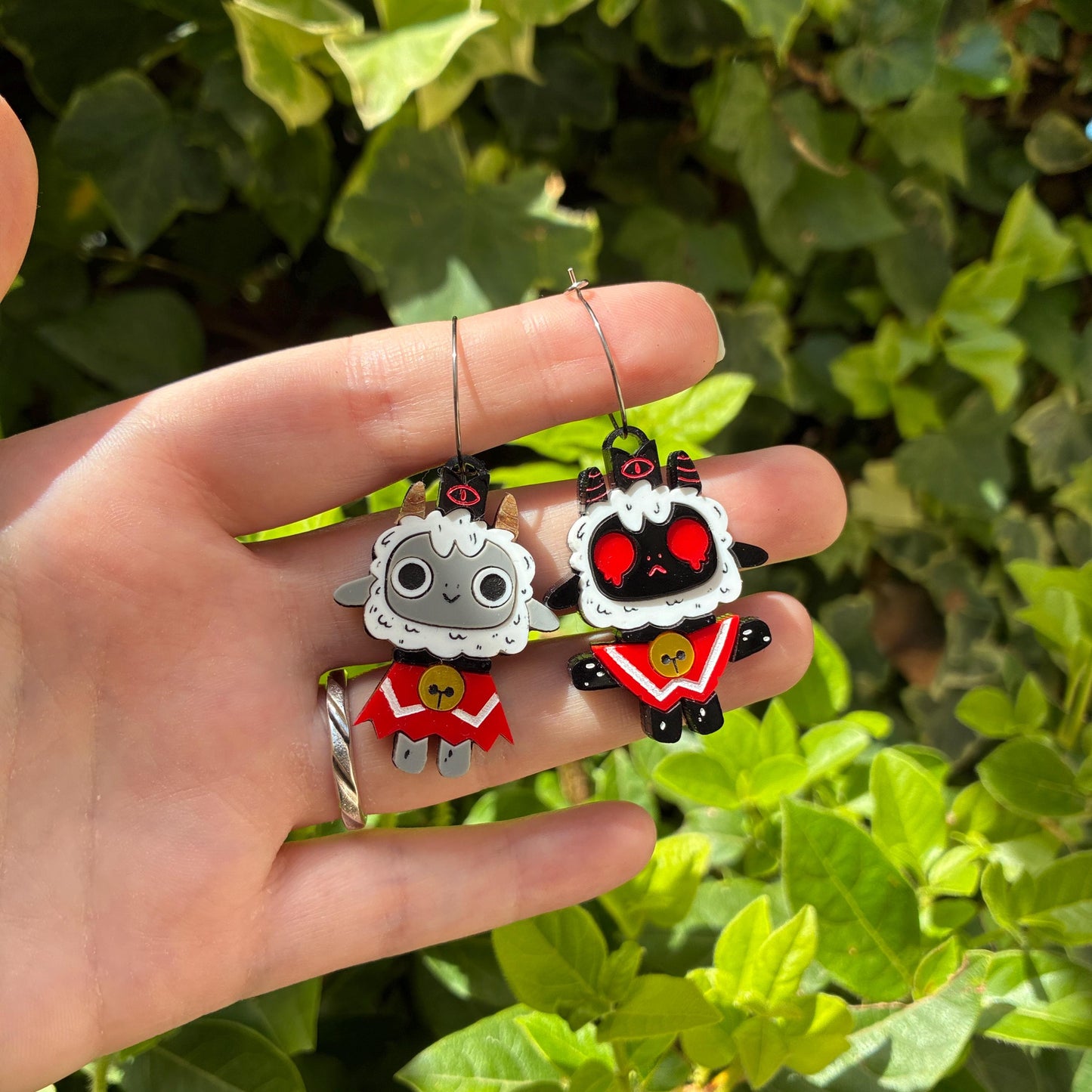 Pendientes fanart de Cult of the Lamb, cortados, montados y pintados a mano. Muy ligeros. Ideal para fans del juego y como regalo geek.