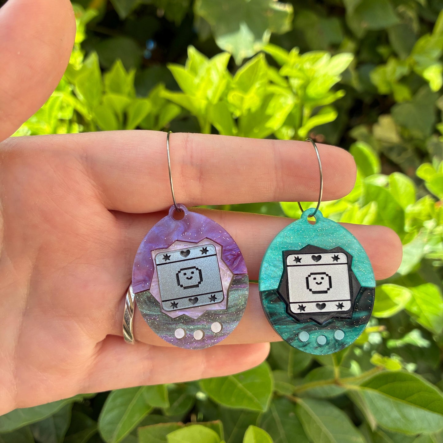 Pendientes fanart de Tamagotchi. Diseñados, cortados, montados y pintados a mano en metacrilato. Muy ligeros.