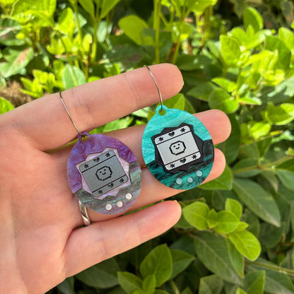 Pendientes fanart de Tamagotchi. Diseñados, cortados, montados y pintados a mano en metacrilato. Muy ligeros.