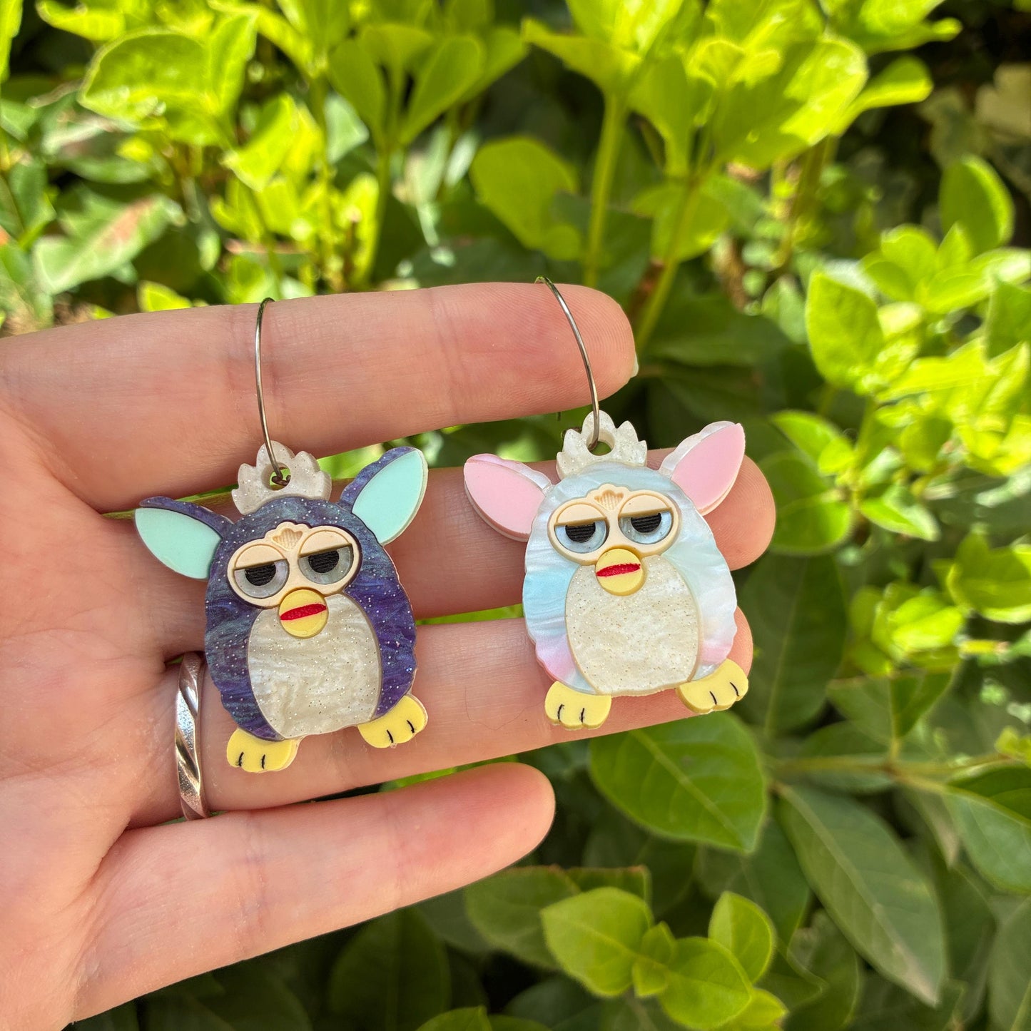 Pendientes fanart de Furby. Diseñados, cortados, montados y pintados a mano en metacrilato. Muy ligeros.
