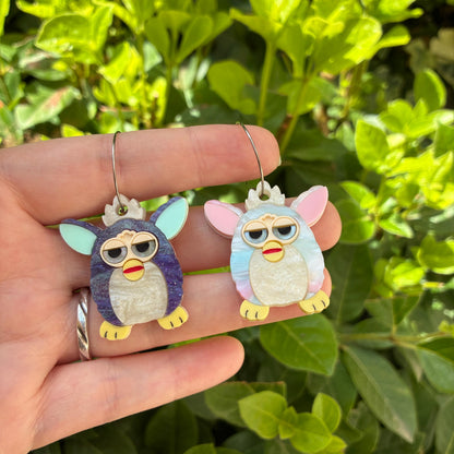 Pendientes fanart de Furby. Diseñados, cortados, montados y pintados a mano en metacrilato. Muy ligeros.