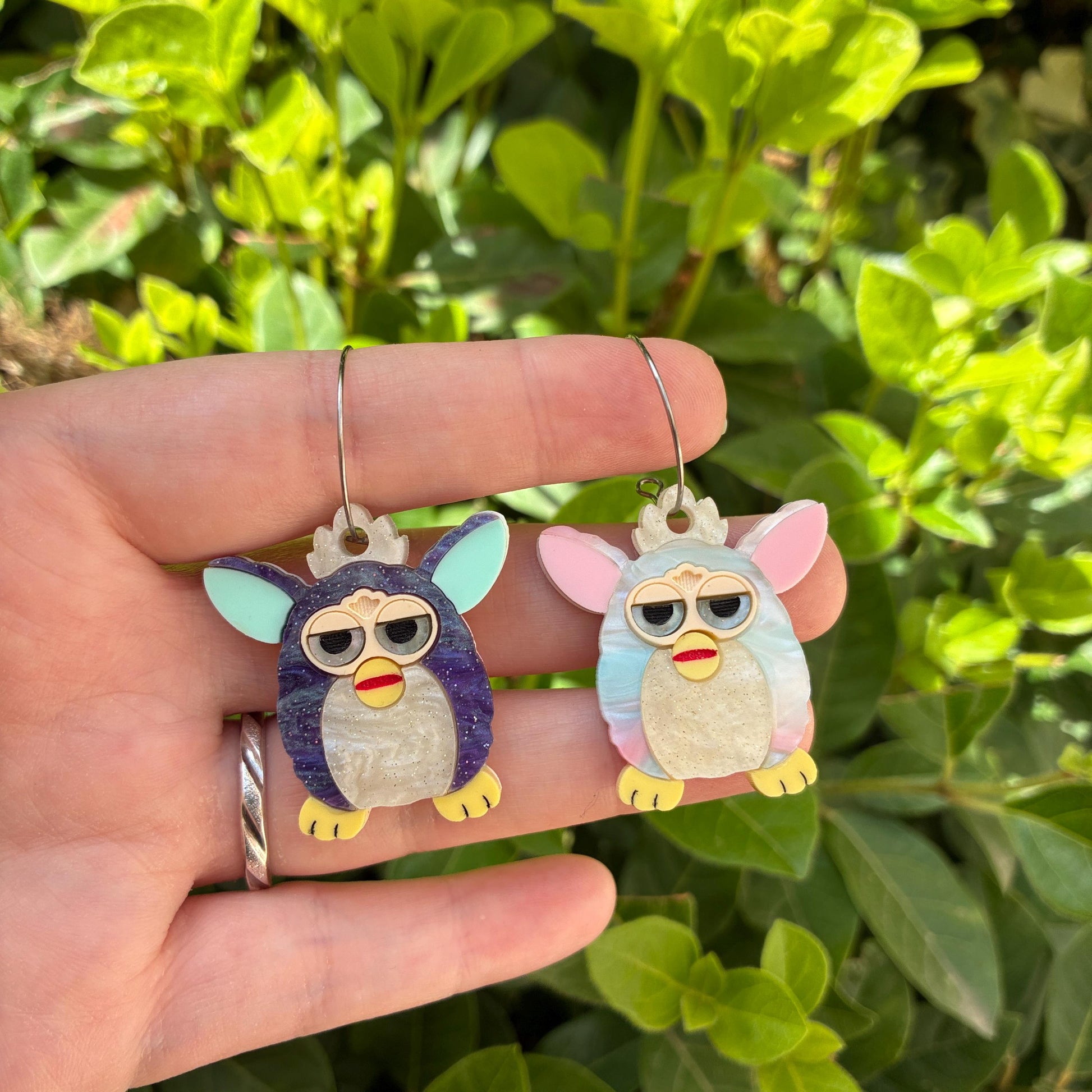 Pendientes fanart de Furby. Diseñados, cortados, montados y pintados a mano en metacrilato. Muy ligeros.