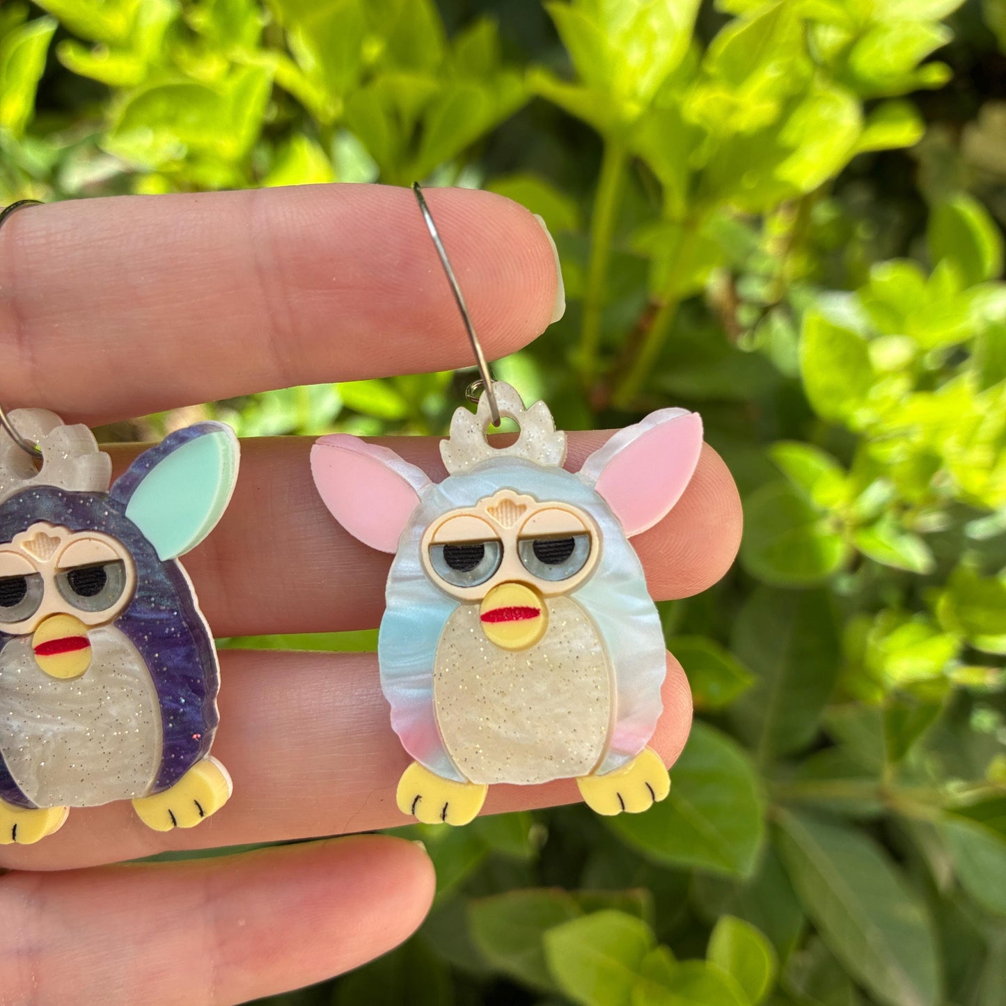 Pendientes fanart de Furby. Diseñados, cortados, montados y pintados a mano en metacrilato. Muy ligeros.