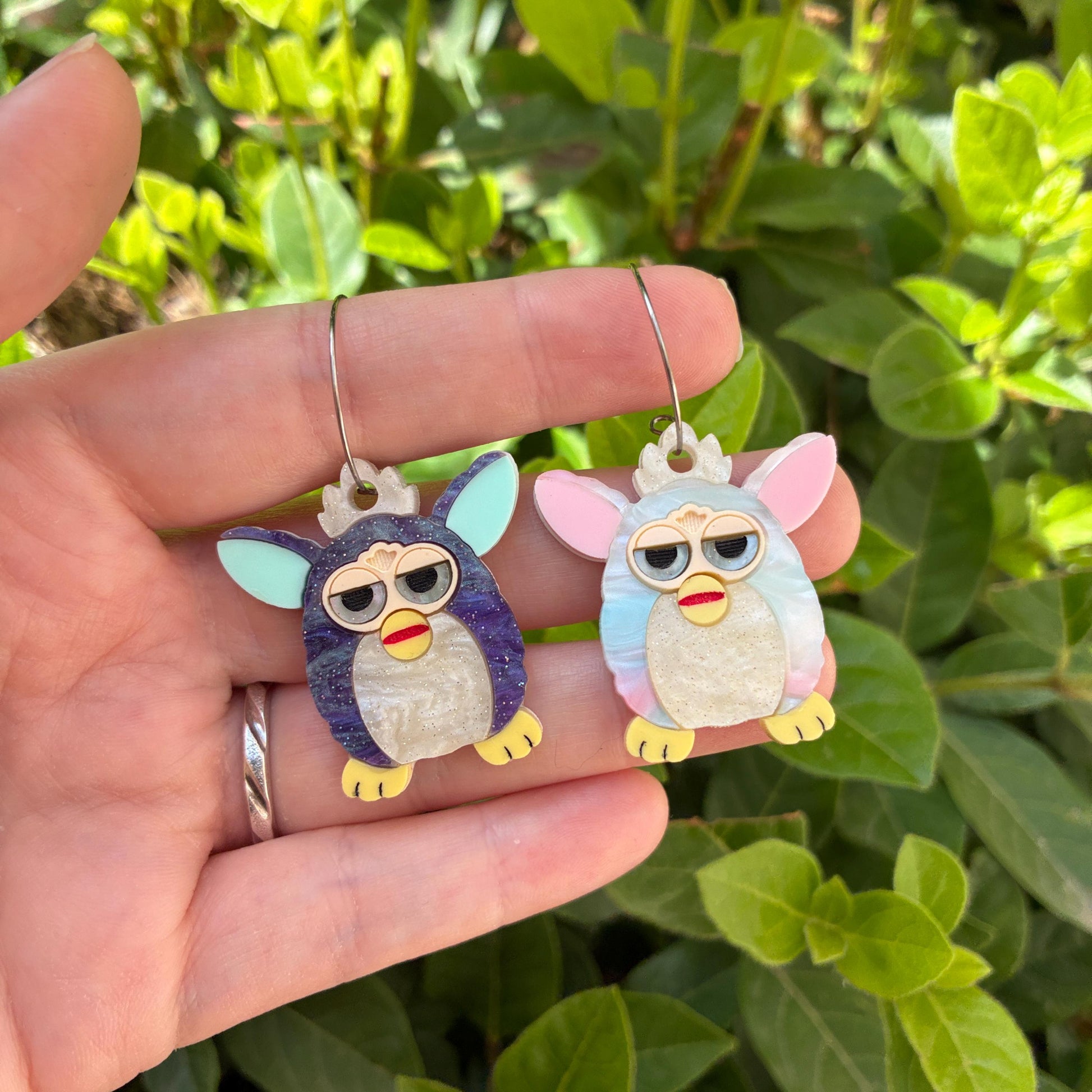 Pendientes fanart de Furby. Diseñados, cortados, montados y pintados a mano en metacrilato. Muy ligeros.