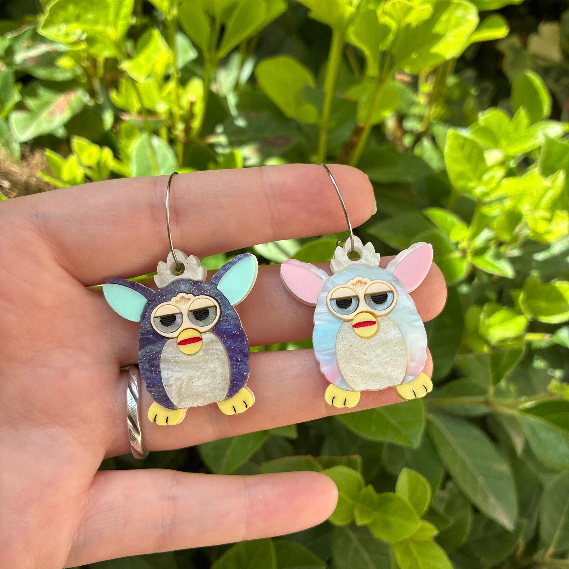 Pendientes fanart de Furby. Diseñados, cortados, montados y pintados a mano en metacrilato. Muy ligeros.