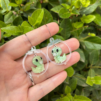 Pendientes fanart de Larva, montados y pintados a mano. Muy ligeros. Ideal para fans de Hollow Knight y cazadores de Grubs