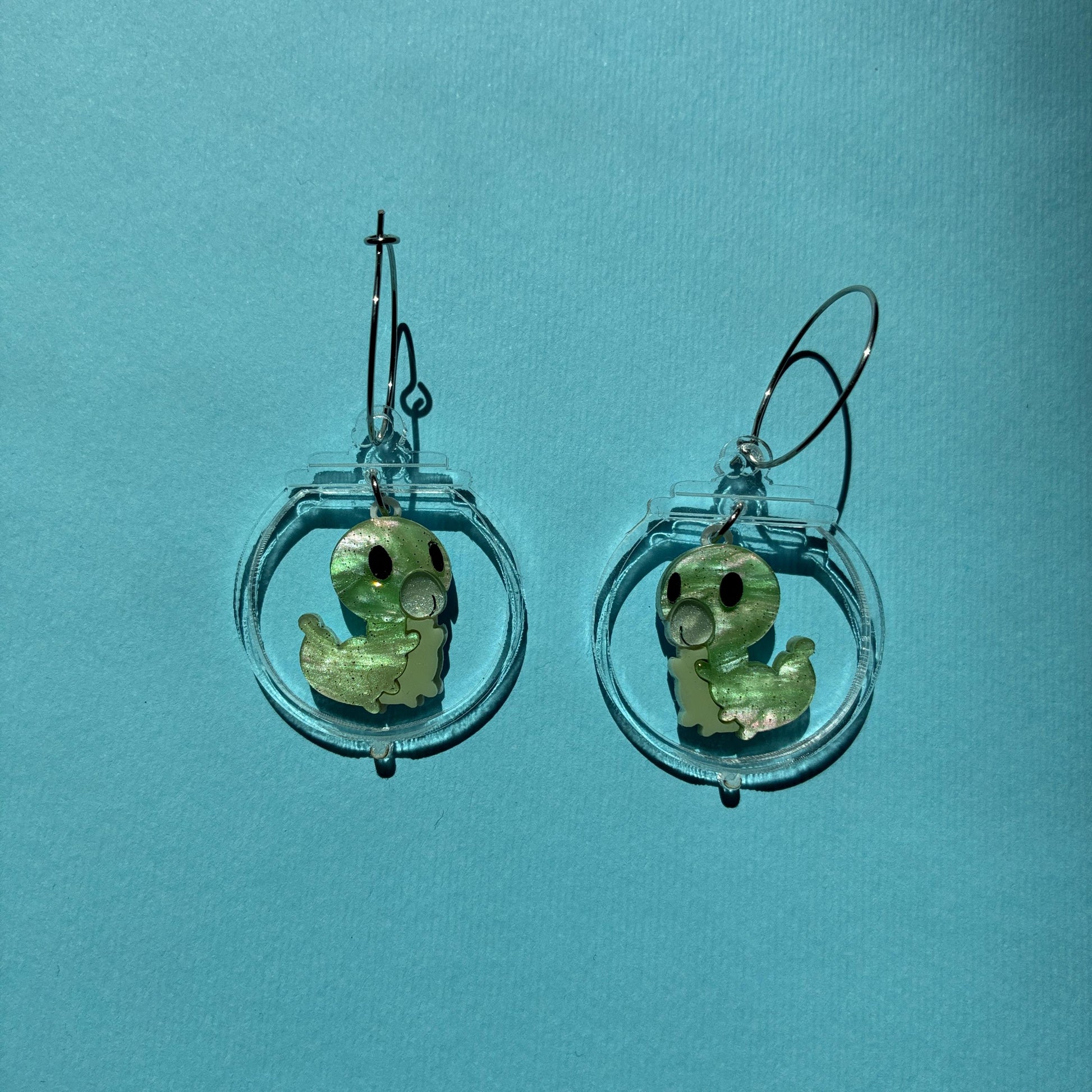 Pendientes fanart de Larva, montados y pintados a mano. Muy ligeros. Ideal para fans de Hollow Knight y cazadores de Grubs