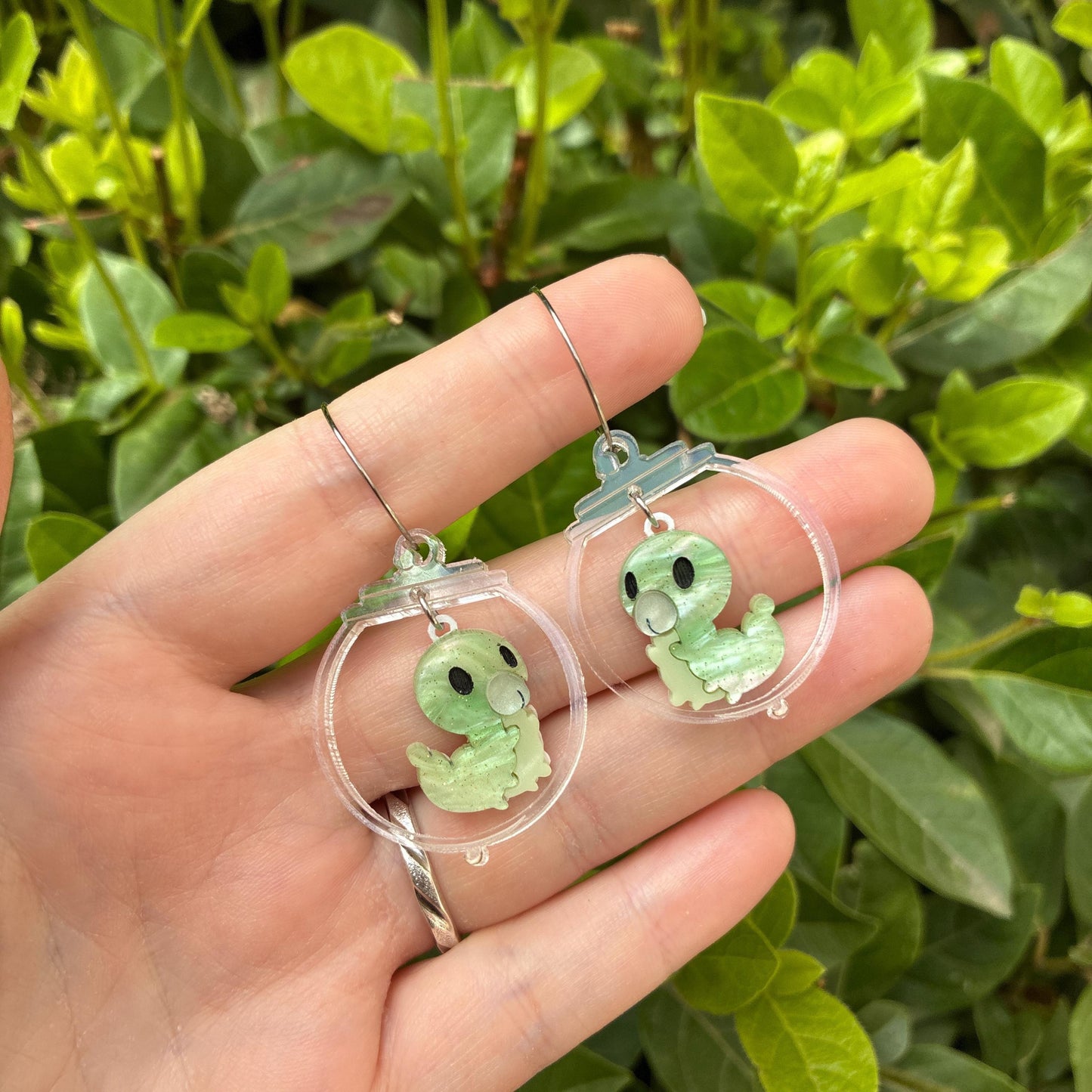 Pendientes fanart de Larva, montados y pintados a mano. Muy ligeros. Ideal para fans de Hollow Knight y cazadores de Grubs