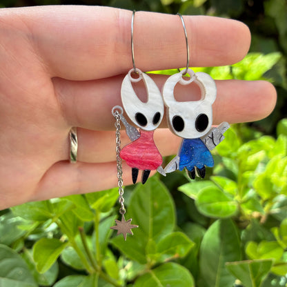 Pendientes fanart de Hollow y Hornet, montados y pintados a mano. Muy ligeros. Ideal para fans de Hollow Knight