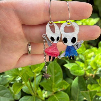 Pendientes fanart de Hollow y Hornet, montados y pintados a mano. Muy ligeros. Ideal para fans de Hollow Knight