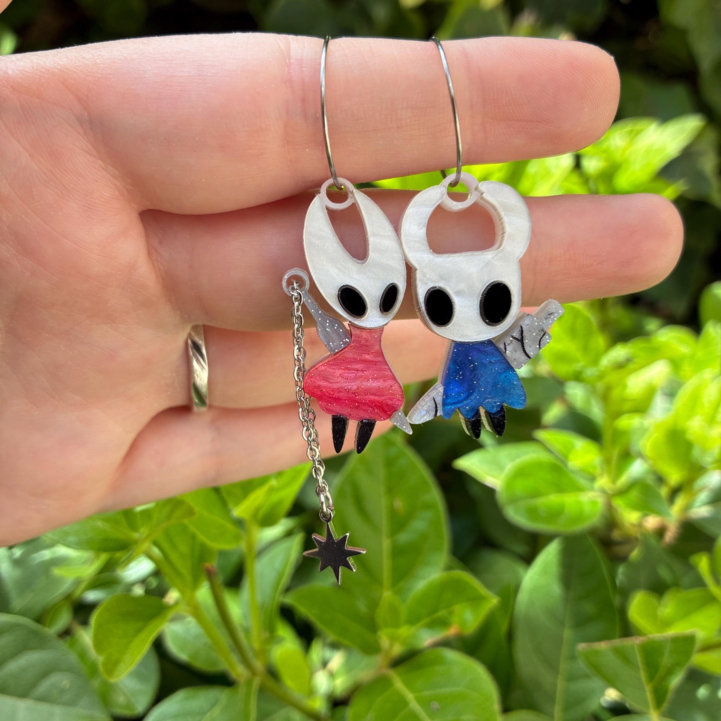 Pendientes fanart de Hollow y Hornet, montados y pintados a mano. Muy ligeros. Ideal para fans de Hollow Knight