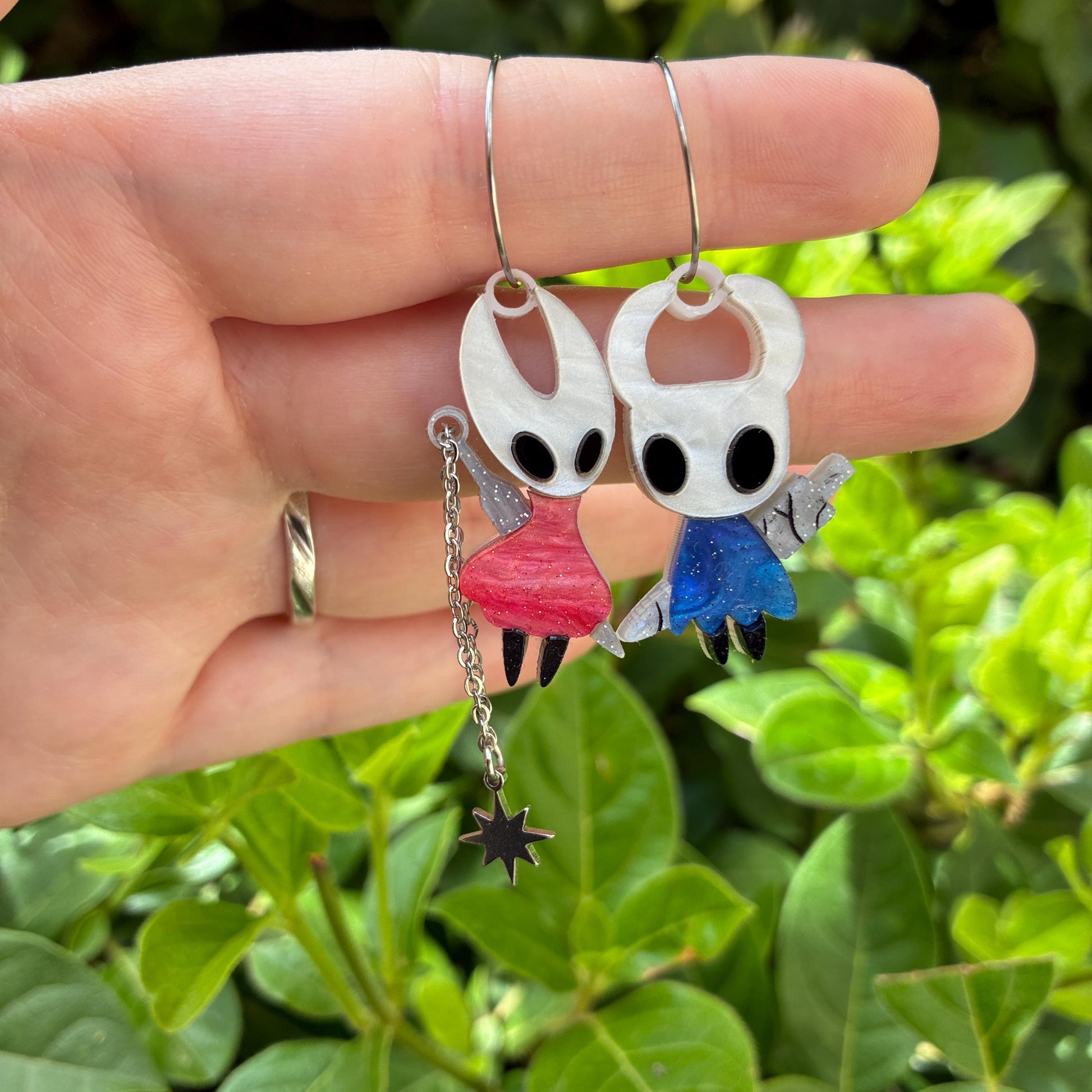 Pendientes fanart de Hollow y Hornet, montados y pintados a mano. Muy ligeros. Ideal para fans de Hollow Knight