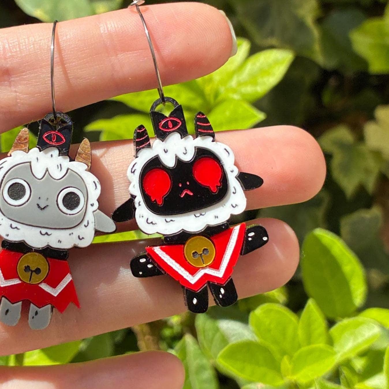 Pendientes fanart de Cult of the Lamb, cortados, montados y pintados a mano. Muy ligeros. Ideal para fans del juego y como regalo geek.