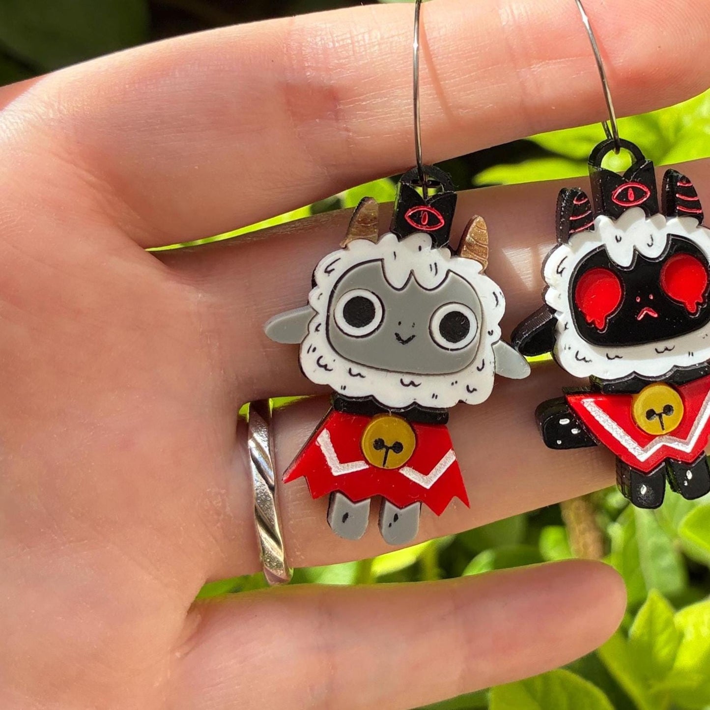 Pendientes fanart de Cult of the Lamb, cortados, montados y pintados a mano. Muy ligeros. Ideal para fans del juego y como regalo geek.