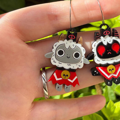 Pendientes fanart de Cult of the Lamb, cortados, montados y pintados a mano. Muy ligeros. Ideal para fans del juego y como regalo geek.